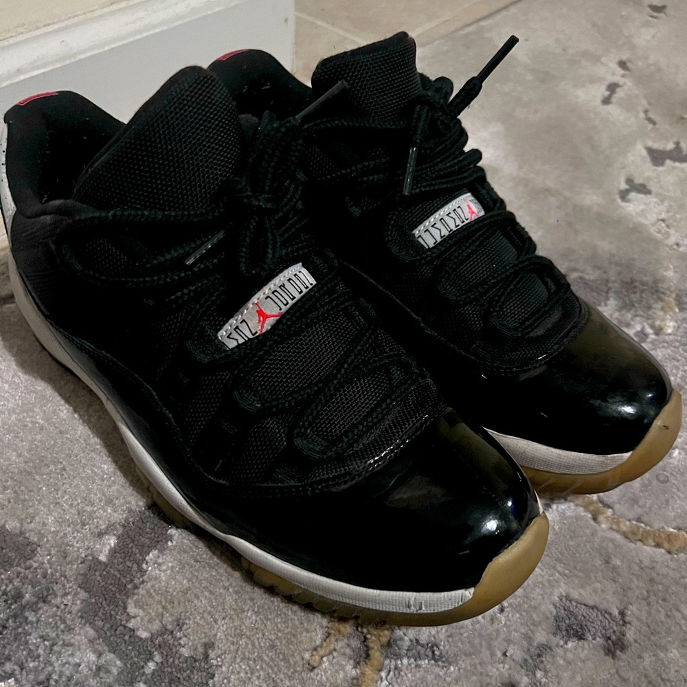 Retro Jordan 11 black and white